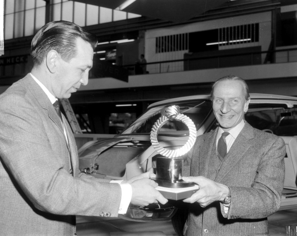 Alec Issigonis (rechts) ontvangt trofee, Alec Issigonis met zijn trofee, Bestanddeelnr 917-4420