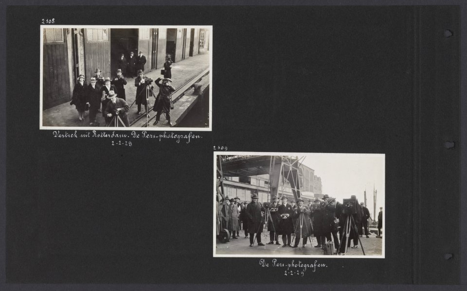 Albumblad met twee foto's met de persfotografen bij het vertrek uit Rotterdam, Bestanddeelnr 32 4
