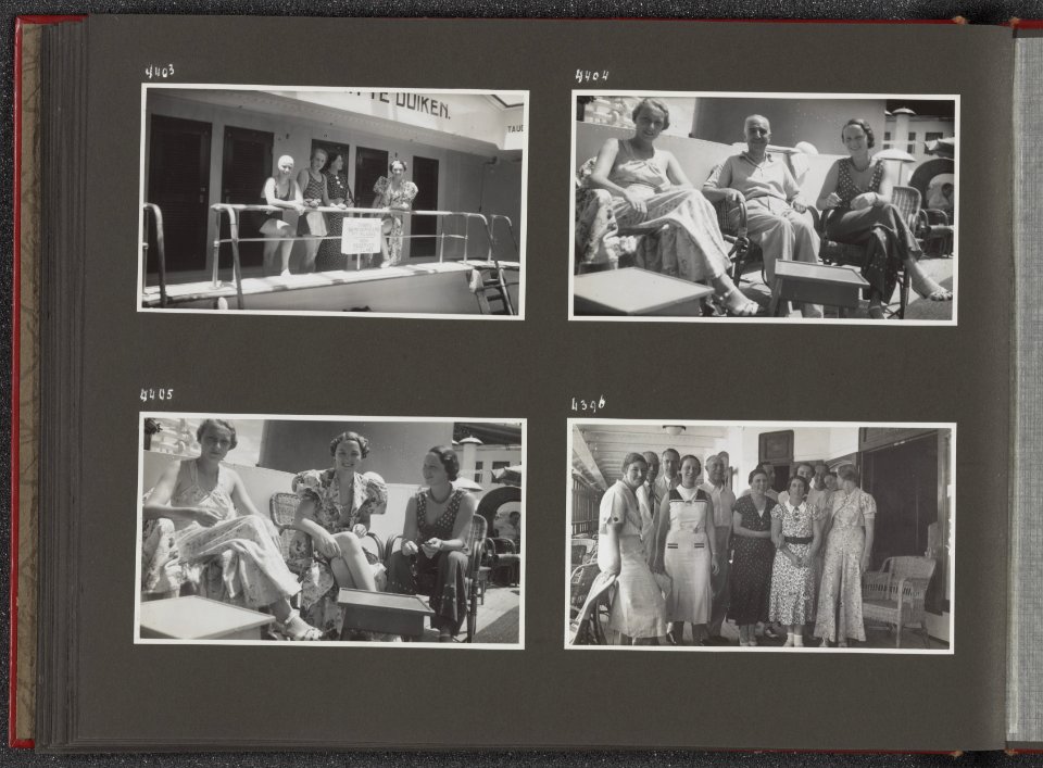 Albumblad met vier fotos. Linksboven vier dames voor het hek van het scheepszw, Bestanddeelnr 40 32
