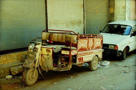 Aleppo 1996. Three-wheeler. Closed shop. Spielvogel Archiv