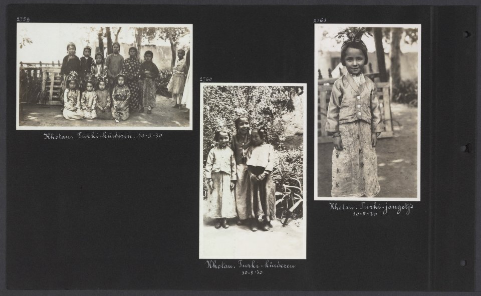 Albumblad met drie fotos. Links Turki-kinderen in Khotan midden Turki-kinder, Bestanddeelnr 34 14