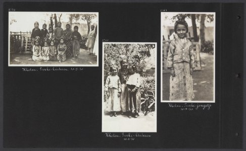 Albumblad met drie fotos. Links Turki-kinderen in Khotan midden Turki-kinder, Bestanddeelnr 34 14