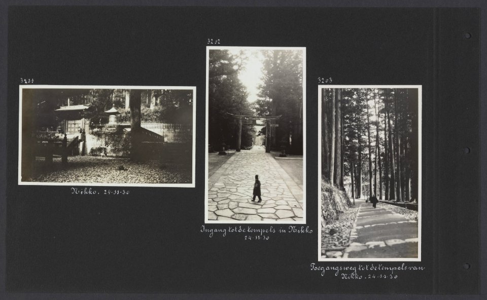 Albumblad met drie foto's Links, midden en rechts tempels in Nikko in Japan, Bestanddeelnr 35 48
