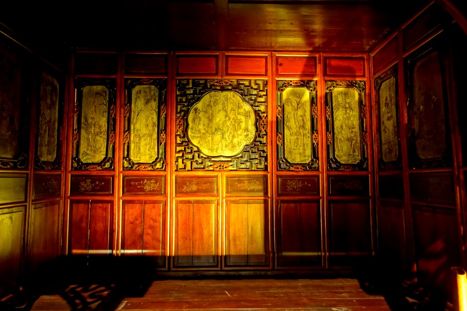 Alcove bed interior view, China, Zhejiang or Jiangsu province, Qing dynasty, late 19th to early 20th century, carved, lacquered, and gilt wood - Montreal Museum of Fine Arts - Montreal, Canada - DSC09623