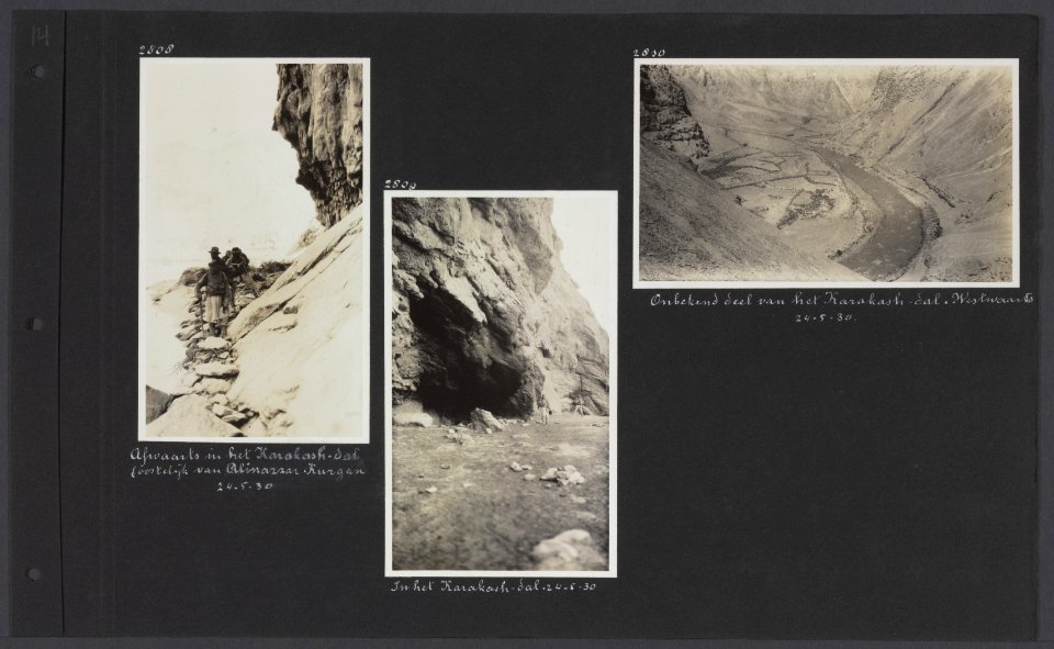 Albumblad met drie fotos. Links de expeditiedeelnemers dalen af naar het Karak, Bestanddeelnr 34 29