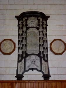 Alembon (Pas-de-Calais) église, plaque funéraire