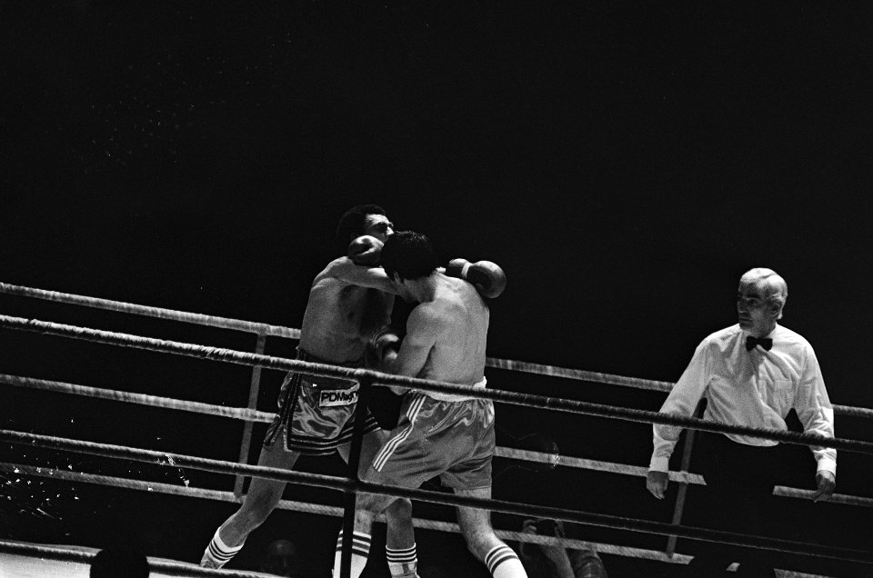 Alex Blanchard (r) bokst in Rotterdam tegen Caramanolis om Europese titel halfzw, Bestanddeelnr 933-3039