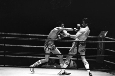 Alex Blanchard (r) bokst in Rotterdam tegen Caramanolis om Europese titel halfzw, Bestanddeelnr 933-3038