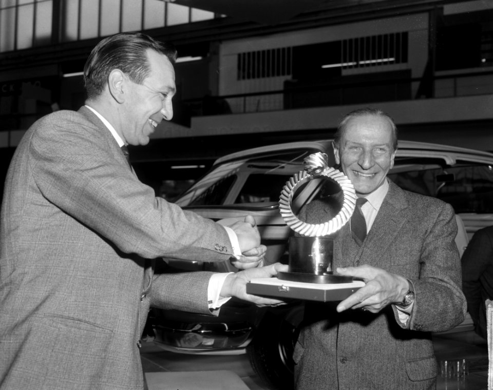 Alec Issigonis (rechts) ontvangt trofee, Alec Issigonis met zijn trofee, Bestanddeelnr 917-4419