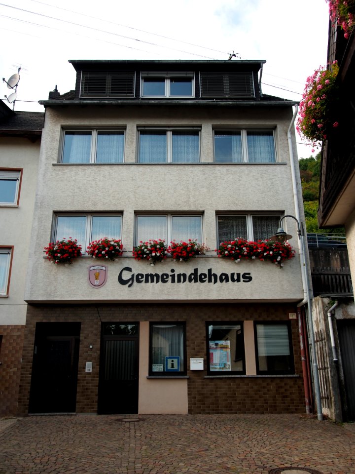 Am Ferdinand-Remy-Platz, Gemeindehaus, Alf (Mosel)