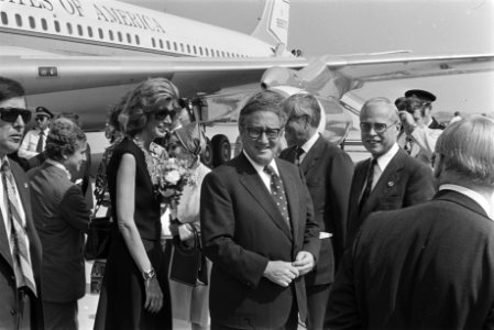 Am. Min. v Buza Zaken , dr. Henry Kissinger brengt bezoek aan Nederland aankoms, Bestanddeelnr 928-7251