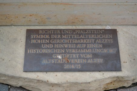 Alzey, Obermarkt, Denkmal Richter und Pfalzstein (3)