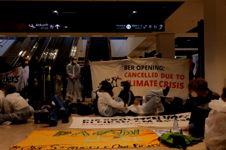 Am Boden bleiben protest BER opening 2020-10-31 100