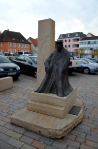 Alzey, Obermarkt, Denkmal Richter und Pfalzstein (1)