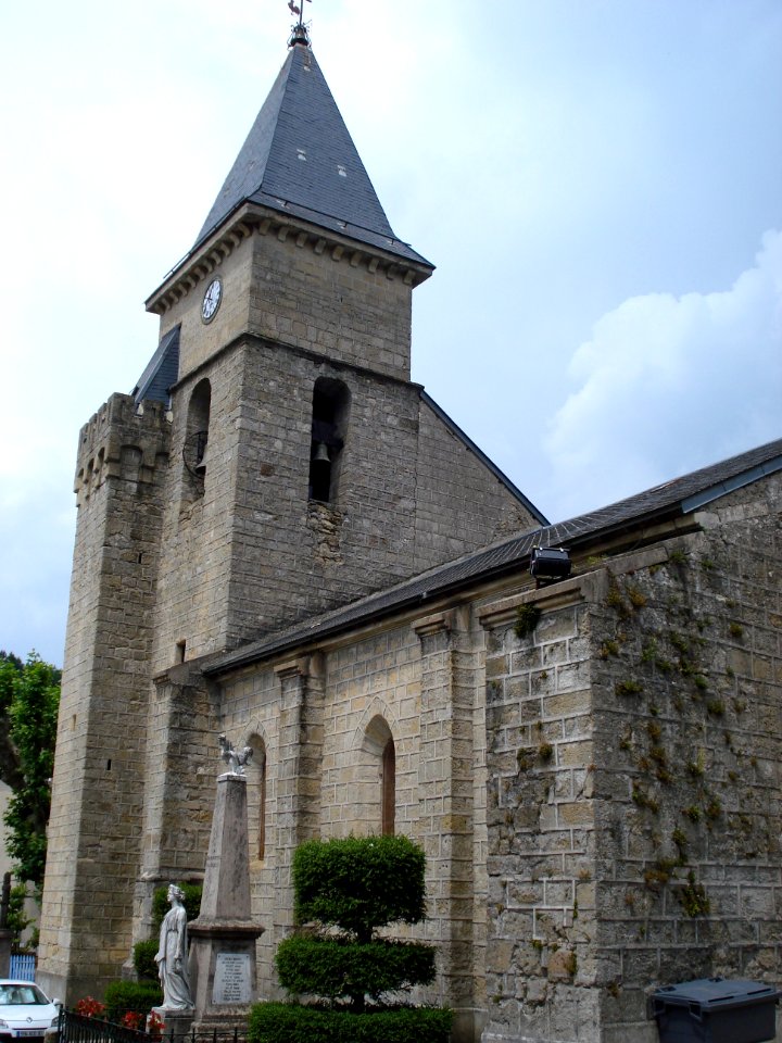 Alzon (Gard, Fr) church and war memorial