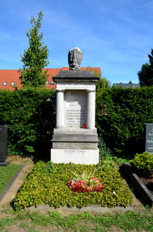 Alter Friedhof Oberrad, Grab C 34-35 Reinhard