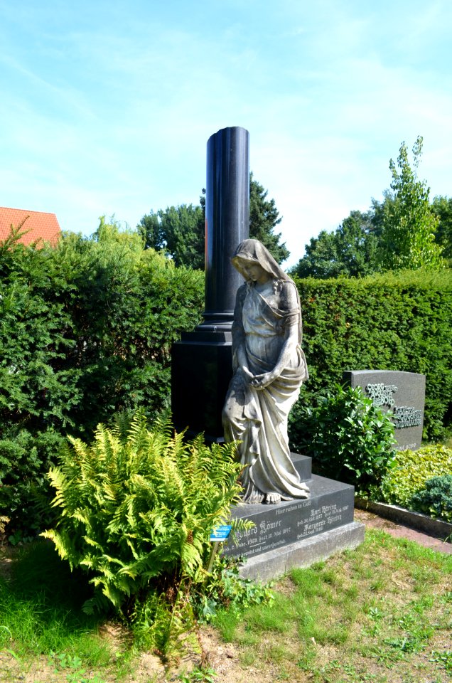 Alter Friedhof Oberrad, Grab C 26-27 Römer
