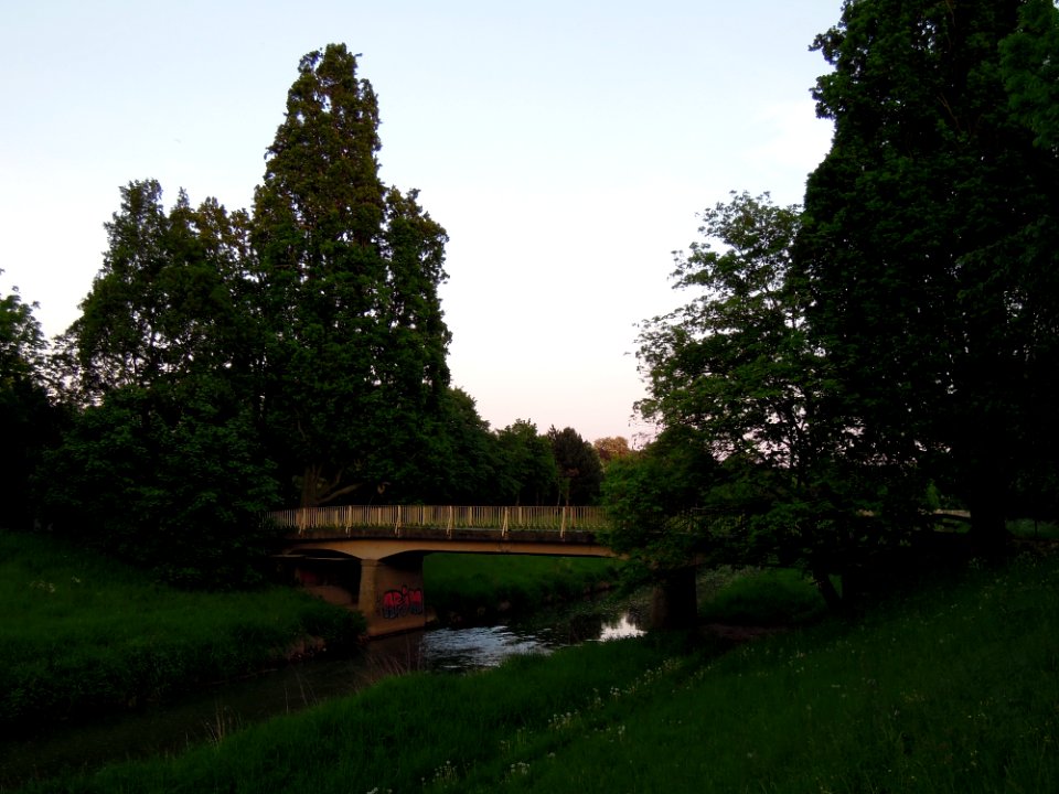 Alte Pleißebrücke im agra-Park zur Parkgaststätte führend im Mai 2017