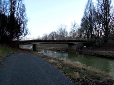 Alte Parkwegbrücke -Fernsicht- die zwischen Weißem Haus und Parkgaststätte die Pleiße quert Anfang März 2018