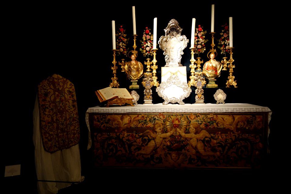 Altar with sculpture by Anton Maria Maragliano, 1731, and Genovese textiles 1740-1760 - Museo Diocesano (Genoa) - DSC01796