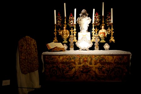 Altar with sculpture by Anton Maria Maragliano, 1731, and Genovese textiles 1740-1760 - Museo Diocesano (Genoa) - DSC01796