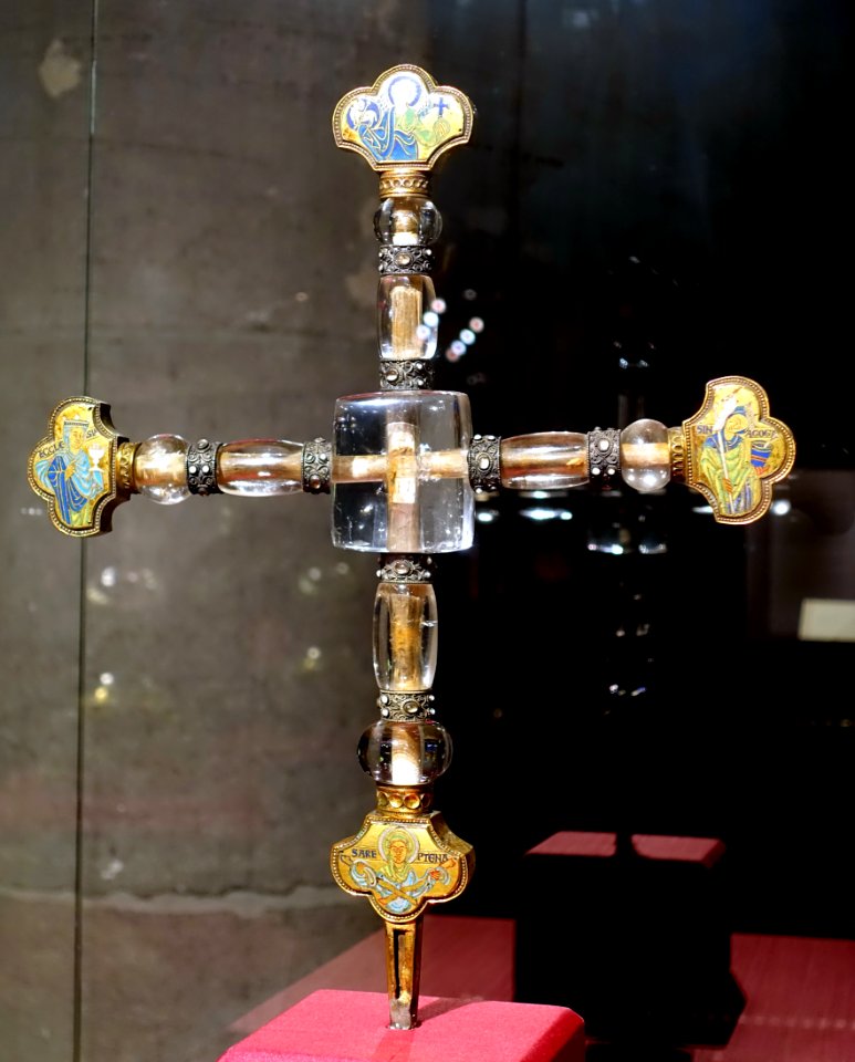 Altar cross from Scheldewindeke church, Mosan workshop, 1175-1200 AD, wood, rock crystal, copper, enamel, semi-precious stones - Cinquantenaire Museum - Brussels, Belgium - DSC08829