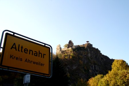 Altenahr, Burg Are, von Tunnelstraße aus (4)