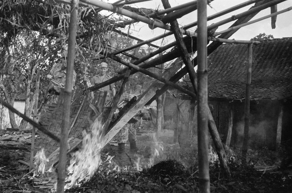 Ambarawa De TNI heeft een kampong overvallen en de huisjes van hout en bamboe s, Bestanddeelnr 356-4-2