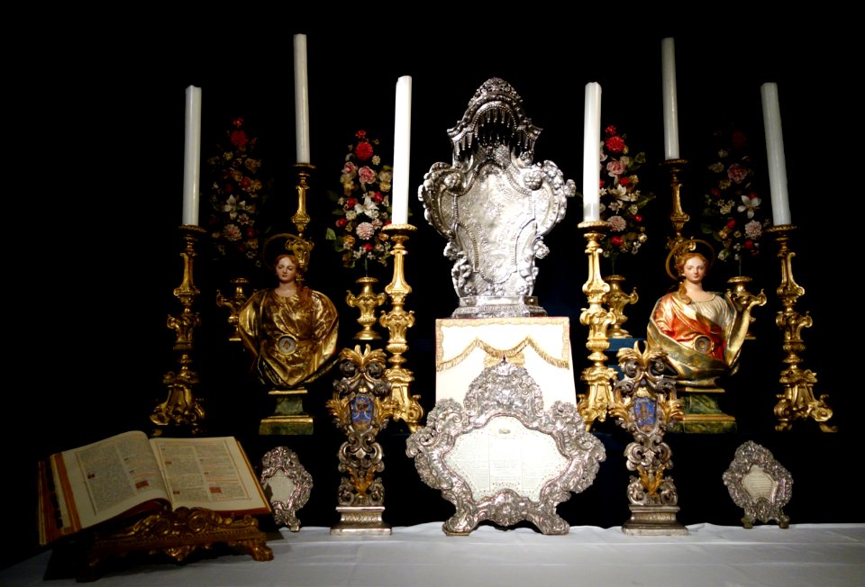 Altar with sculpture of Saint Agatha and Saint Apollonia by Anton Maria Maragliano, 1731, wood - Museo Diocesano (Genoa) - DSC01798