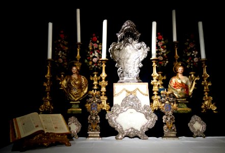 Altar with sculpture of Saint Agatha and Saint Apollonia by Anton Maria Maragliano, 1731, wood - Museo Diocesano (Genoa) - DSC01798