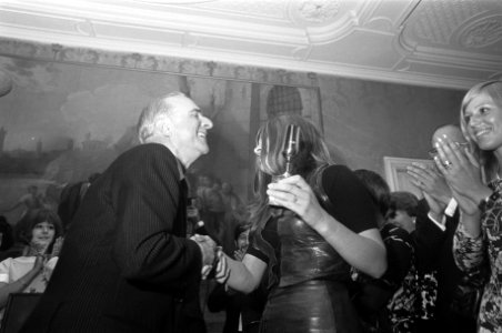 Ambassadeur Sanz-Briz en Lenny Kuhr, Bestanddeelnr 922-6110