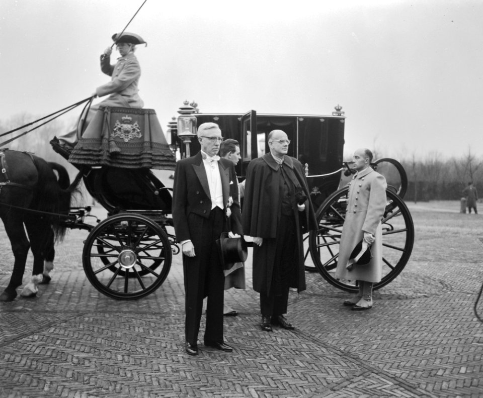 Ambassadeurs bieden geloofsbrieven aan Koningin aan Aankomst van ambassadeur va, Bestanddeelnr 913-2322
