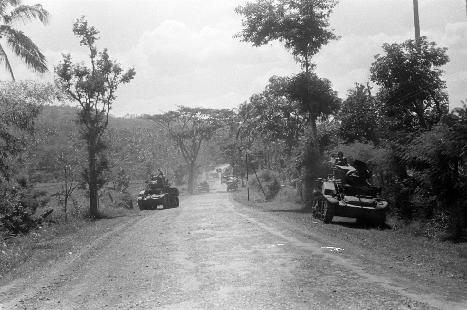 Ambarawa. Stuart tanks van een 3 Eskadron Vechtwagens KNIL van de T-Brigade, Bestanddeelnr 356-2-1