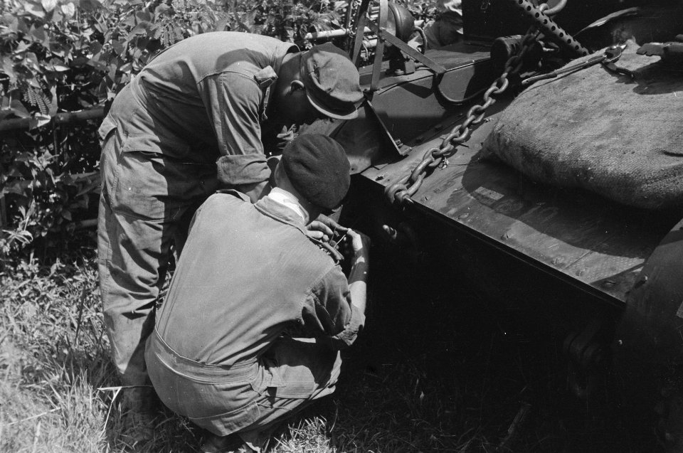 Ambarawa Twee militairen bekijken iets bij een pantserwagen of een tank, Bestanddeelnr 356-1-2