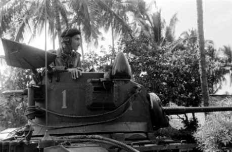 Ambarawa Tankcommandant in geschutskoepel, Bestanddeelnr 3942