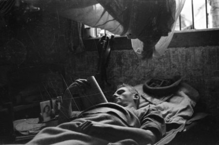 Ambarawa Een militair leest liggend op zijn brits, Bestanddeelnr 468-6-4