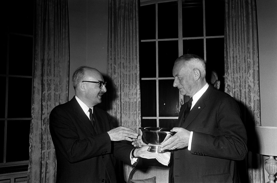 Ambassadeur William R. Taylor terwijl hij een van de prijzen overhandigt. Hier a, Bestanddeelnr 918-4011