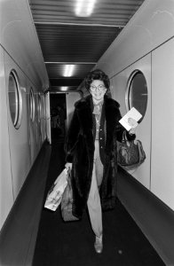 Ambassadrice VS in Nederland, mw. Joseph , terug naar thuisland, Mrs. Joseph bij haar vertrek op Schiphol, Bestanddeelnr 931-3628