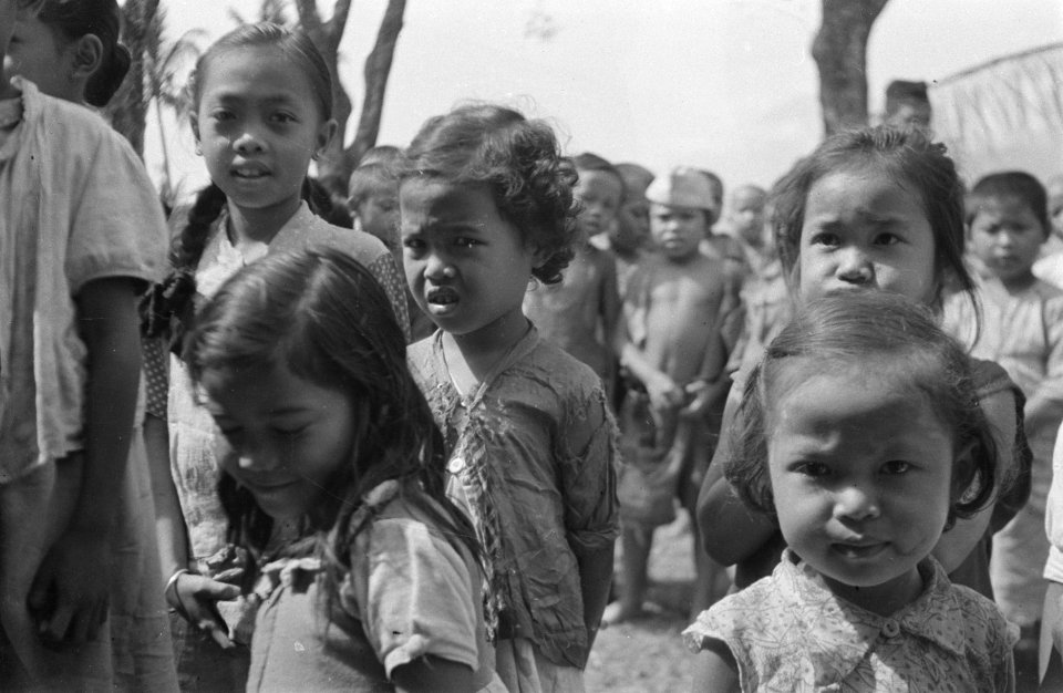 Ambarawa kinderen uit de bevrijde gebieden van Indonesie, waar na jaren van cha, Bestanddeelnr 370-1-1