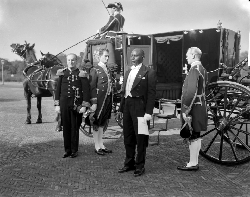 Ambassadeurs op Soestdijk. Excl. G. Domas , ambassadeur van Gabon, Bestanddeelnr 913-0388