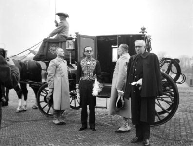 Ambassadeurs bieden geloofsbrieven aan Koningin aan Aankomst van ambassadeur va, Bestanddeelnr 913-2320