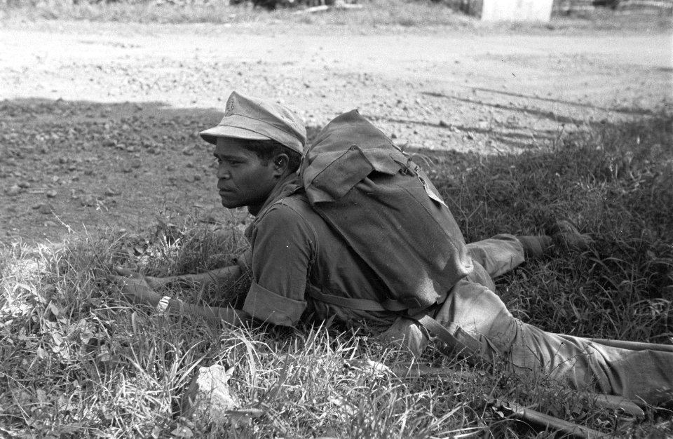 Ambarawa een Indonesische militair van het KNIL op verkenning in het door rondz, Bestanddeelnr 3917