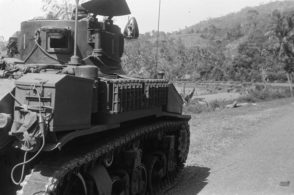Ambarawa. Een tank van 3 Eskadron Vechtwagens staat langs de weg bij rijstvelden, Bestanddeelnr 356-3-7