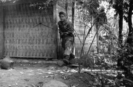 Ambarawa een Indonesische militair van het KNIL op verkenning in het door rondz, Bestanddeelnr 3933