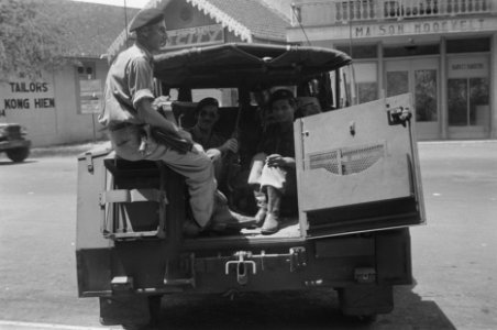 Ambarawa Militairen achterin een grote jeep De voorste heeft een revolver in z, Bestanddeelnr 356-6-3