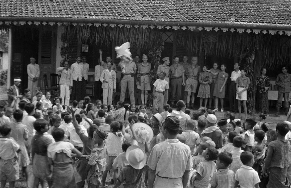 Ambarawa In de bevrijde gebieden van Indonesie werken alle bevolkingsgroepen sa, Bestanddeelnr 370-2-2