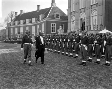 Ambassadeurs op Soestdijk. Excl. G. Domas , ambassadeur van Gabon, Bestanddeelnr 913-0390