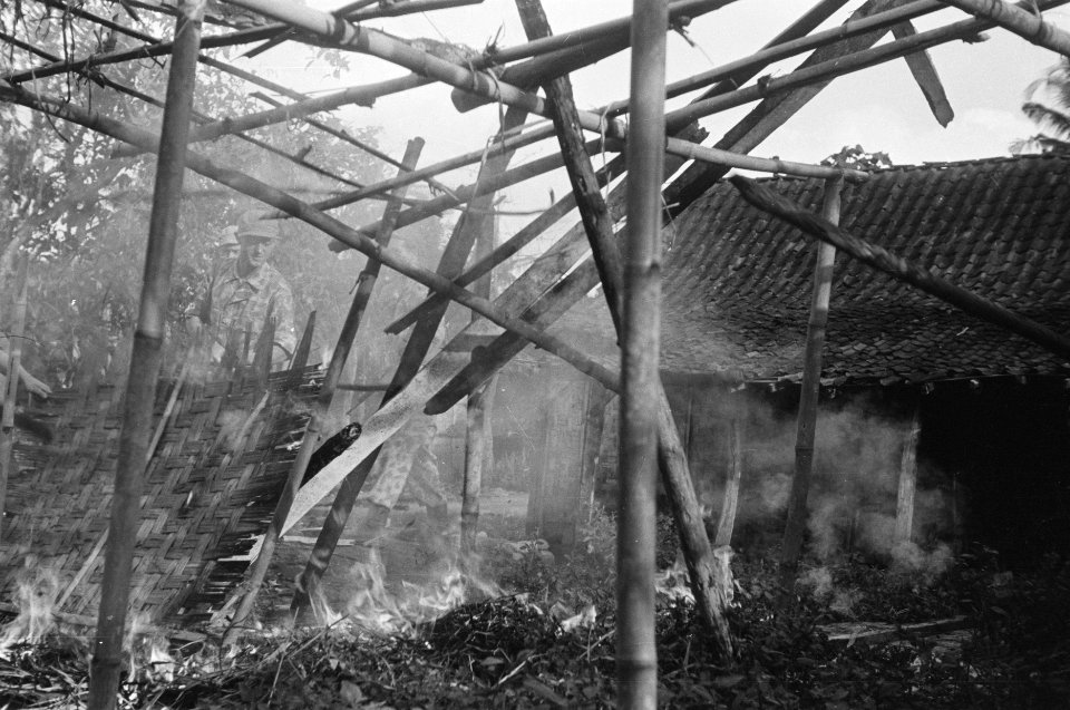 Ambarawa De TNI heeft een kampong overvallen en de huisjes van hout en bamboe s, Bestanddeelnr 356-4-3