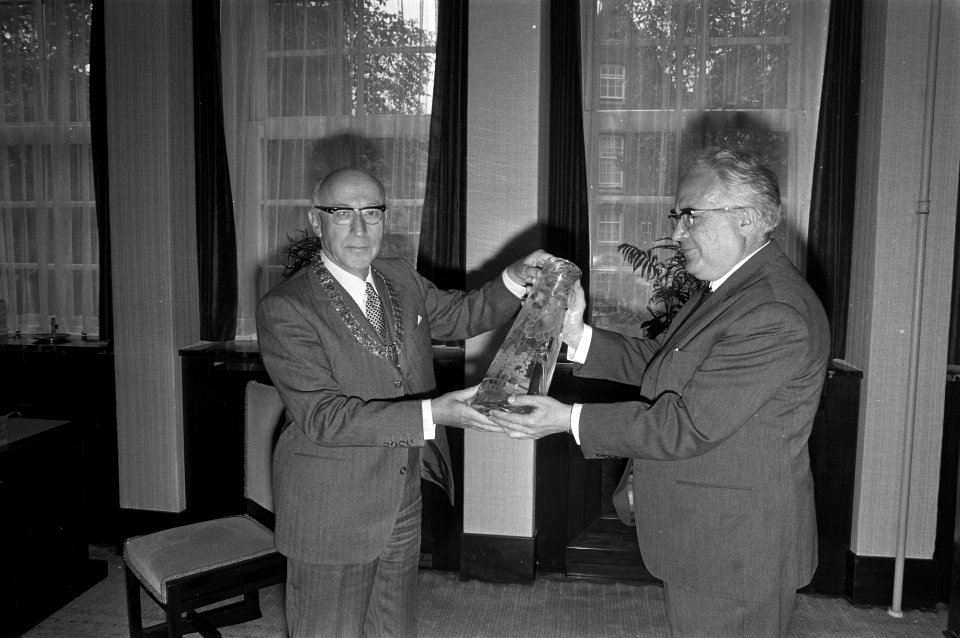 Ambassadeur van Tsjecho-Slowakije M. Vaclav May biedt burgemeester van Amsterdam, Bestanddeelnr 925-6569