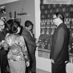 Ambassadeur Sudjarwo Tjondronegoro bekijkt een wandkleed tijdens de opening, Bestanddeelnr 918-2848